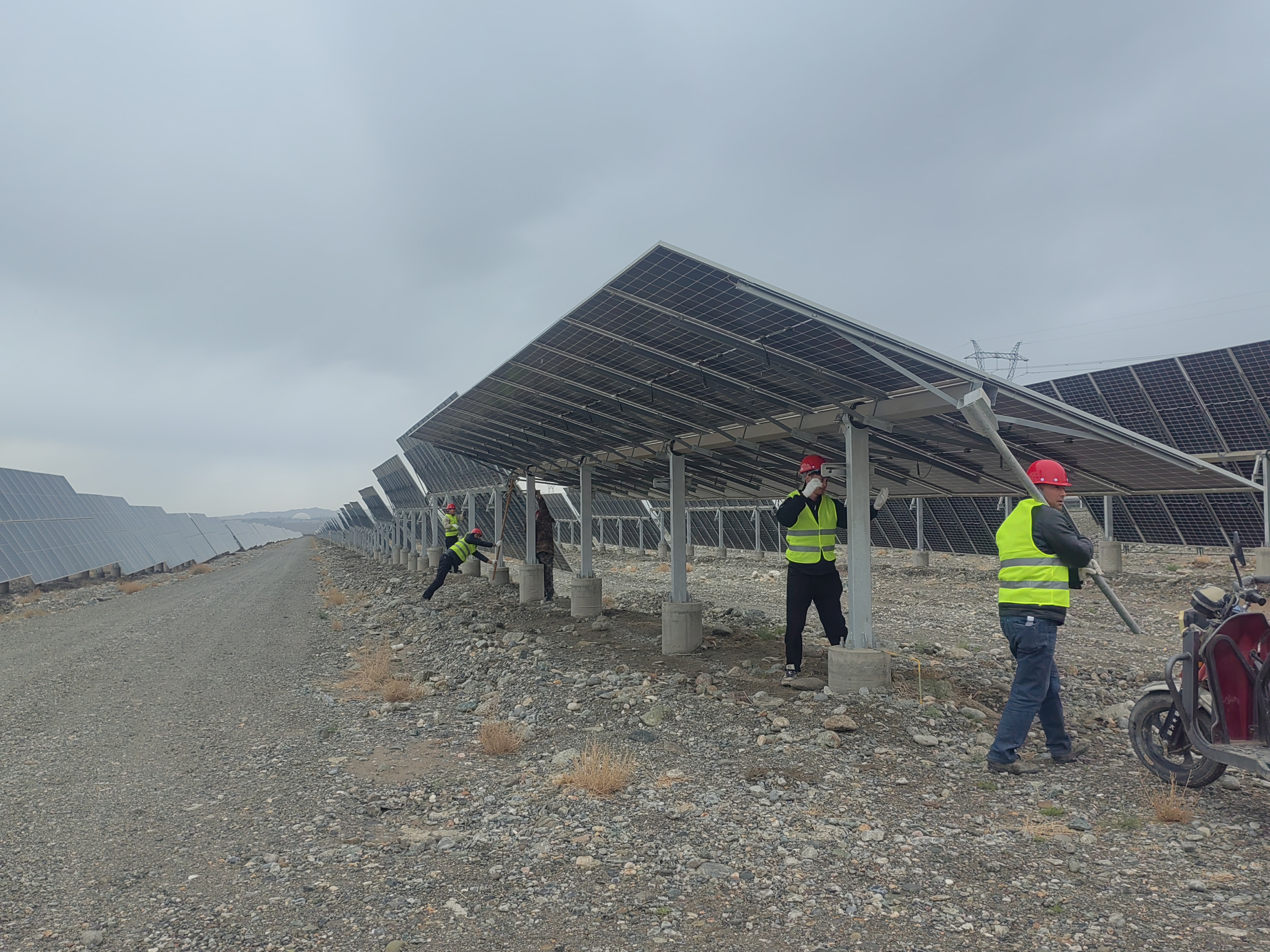 案例|新楚電力在阿克陶光伏電站完成機器人清洗試點(diǎn)和組件運維服